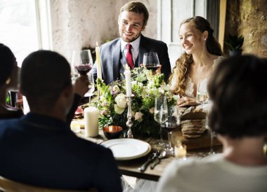 İnsanlar restoranda yemek yiyor.  