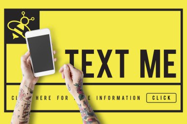 Akıllı telefon kullanan dövmeli kişi.