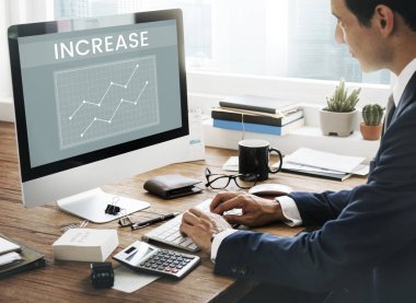 bilgisayarla çalışma iş adamı