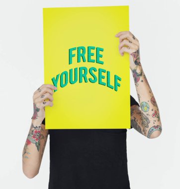 Dövmeli kişi holding afiş.  