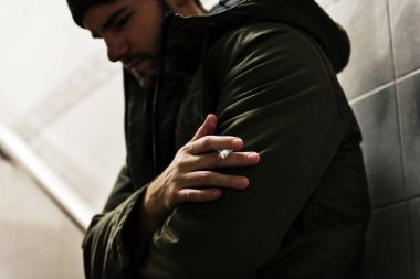 Yalnız evsiz adam Sigara İçilmeyen 