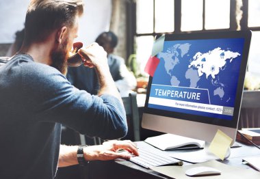 İşyerinde kahve içme adam