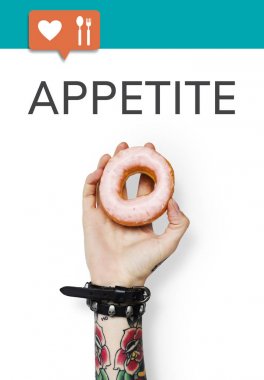 Çörek tutan dövmeli kişi.