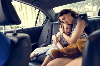 anne sarılma ağlayan oğlu