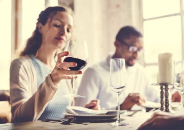 İnsanlar restoranda yemek yiyor.  