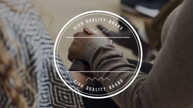 Sandalye üzerinde oturan ve el ele tutuşarak insanlar