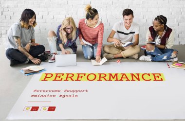 öğrenciler proje üzerinde birlikte çalışma