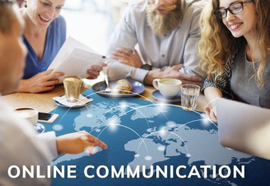 insanlar masada beyin fırtınası