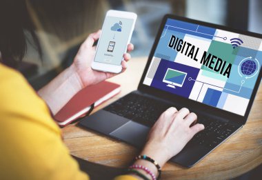 Bilgisayarı ve telefonu olan kadın.