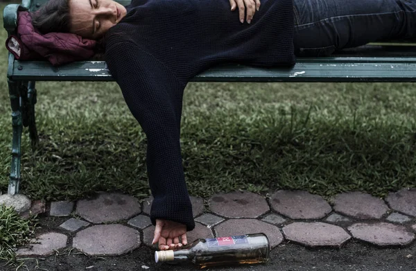 Μεθυσμένο άστεγο ξαπλωμένη στον πάγκο — Φωτογραφία Αρχείου
