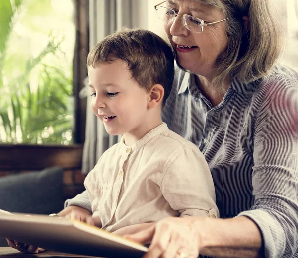 Livre de lecture grand-mère et petit-fils — Photo