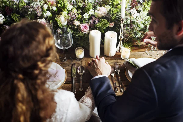 Menschen feiern Hochzeit am Tisch — Stockfoto