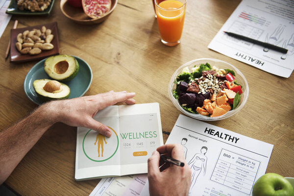 человек, составляющий план с помощью ноутбука
 