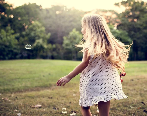 Девушка играет пузыри — стоковое фото