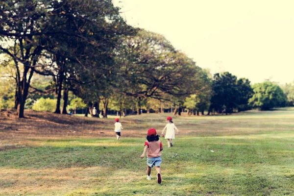 Piccoli studenti che corrono nel parco — Foto Stock