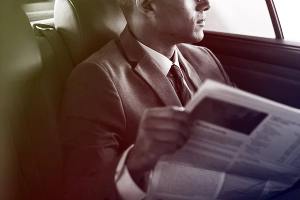 Zakenman lezing krant — Stockfoto