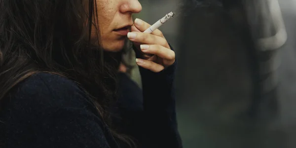 Femme sans abri fumant cigarette — Photo