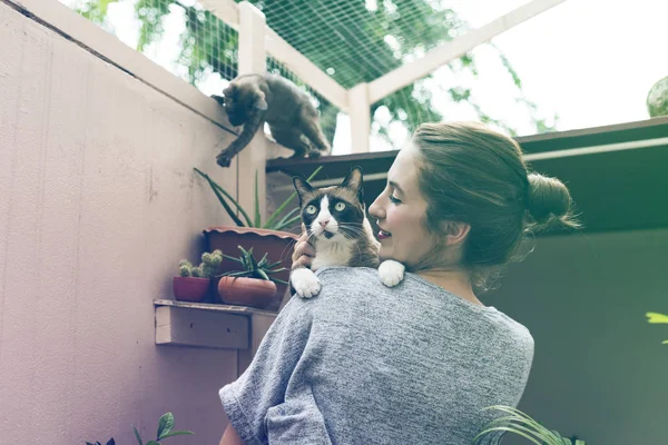 Mulher brincando com gato — Fotografia de Stock