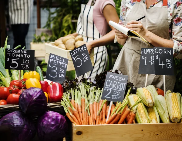 Menschen Einkaufsmarkt Kaufen Bio Lebensmittel Und Gemüse — Stockfoto