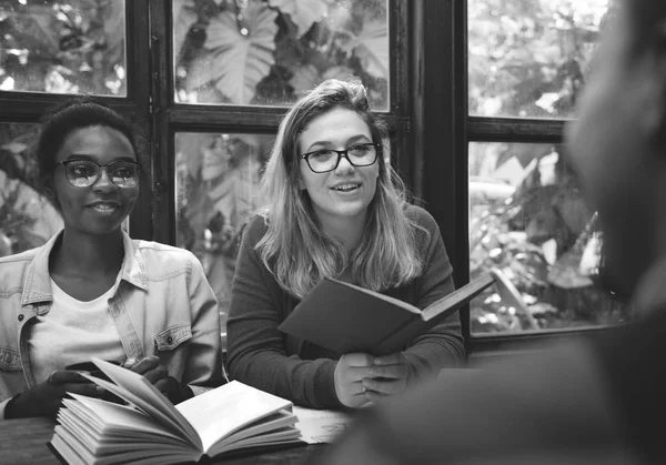 Amici studenti che lavorano insieme — Foto Stock