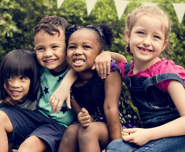 Niños sentados juntos — Foto de Stock