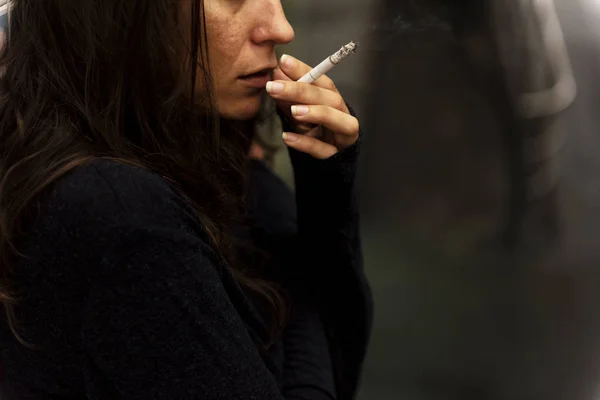 Bezdomna kobieta palenia papierosów — Zdjęcie stockowe