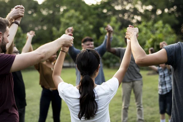 Menschen, die Hände halten, unterstützen die Einheit des Teams — Stockfoto