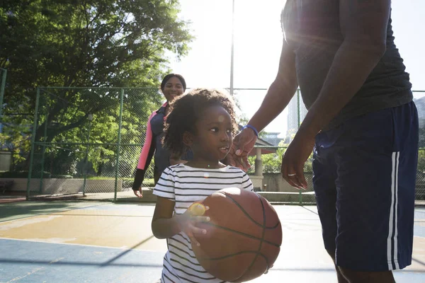 Familia jugando baloncesto — Foto de Stock