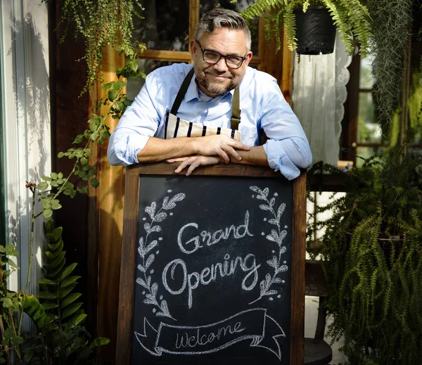 Proprietario del negozio al dettaglio con cartello — Foto Stock