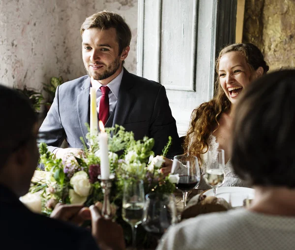 Braut und Bräutigam essen mit Freunden — Stockfoto