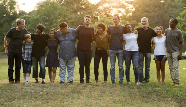 As pessoas apoiam a unidade juntos — Fotografia de Stock