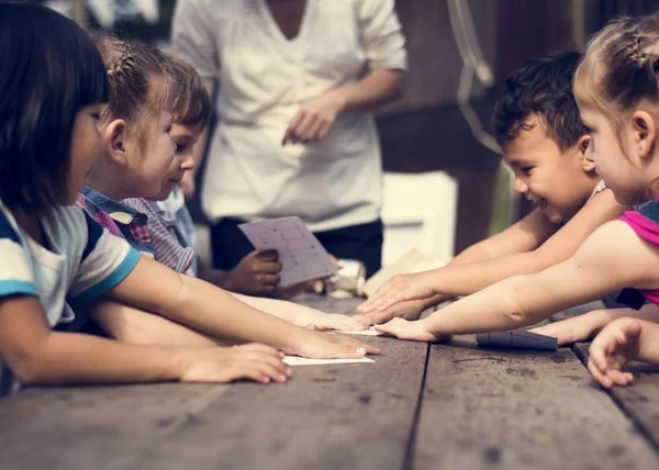 Děti hrají recyklovat hra slova — Stock fotografie