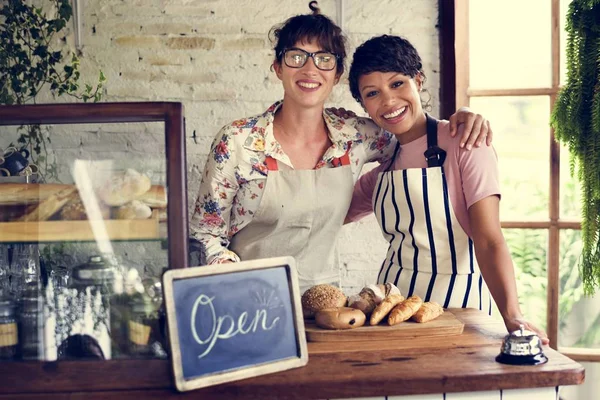 Mulheres amigas na padaria sorrindo — Fotografia de Stock