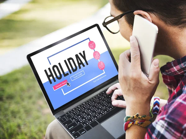 Hombre escribiendo en el teclado portátil al aire libre — Foto de Stock