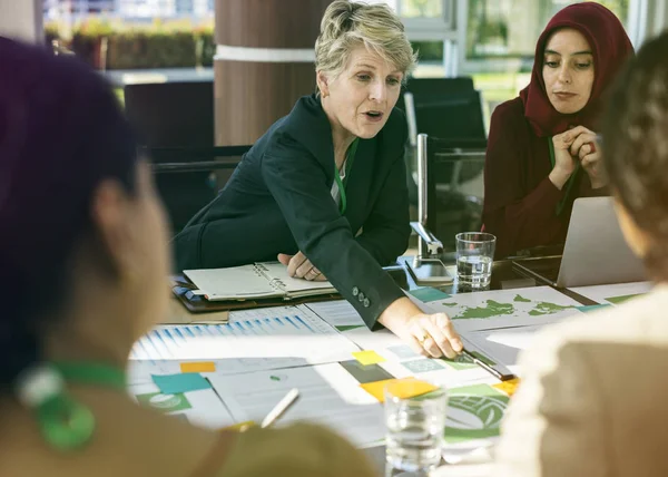 Donne alla riunione della Conferenza Internazionale — Foto Stock