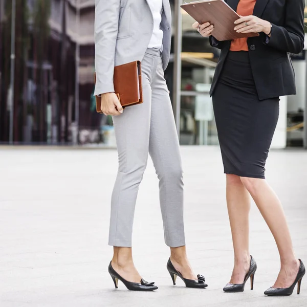 Beine zweier Geschäftsfrauen — Stockfoto