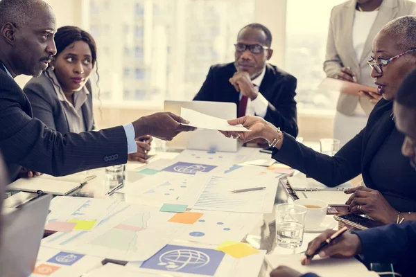 Människor diskutera vid internationella konferensen — Stockfoto