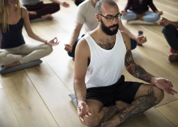 Menschen im Yoga-Kurs — Stockfoto
