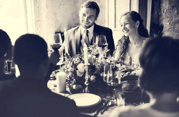 La gente celebra la boda en la mesa —  Fotos de Stock