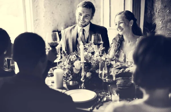 As pessoas celebram o casamento à mesa — Fotografia de Stock