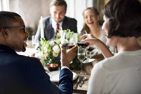 Människor firar bröllop vid bord — Stockfoto