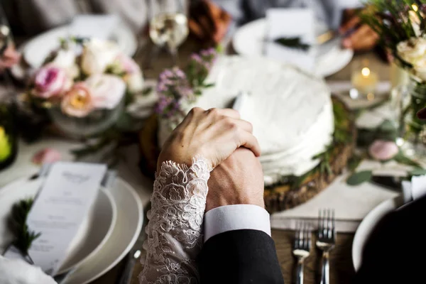 Les gens célèbrent le mariage à table — Photo