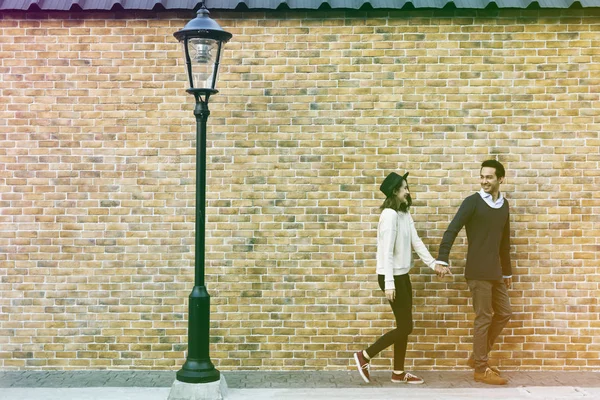 Couple marchant dans la rue — Photo