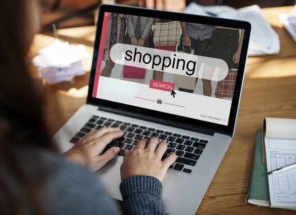 masada dizüstü bilgisayar kullanan kişi