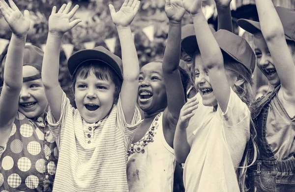 Děti drží za ruce — Stock fotografie