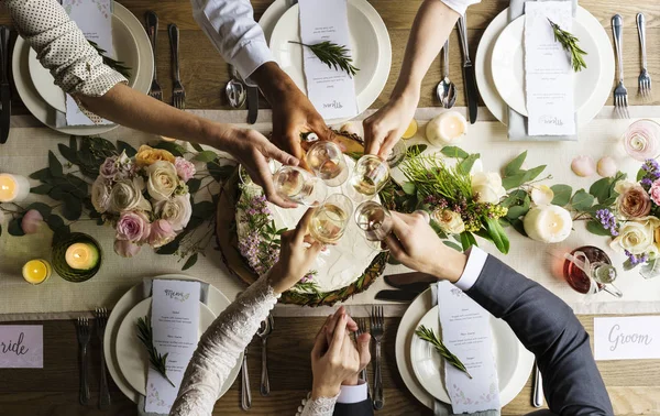 Menschen feiern Hochzeit am Tisch — Stockfoto