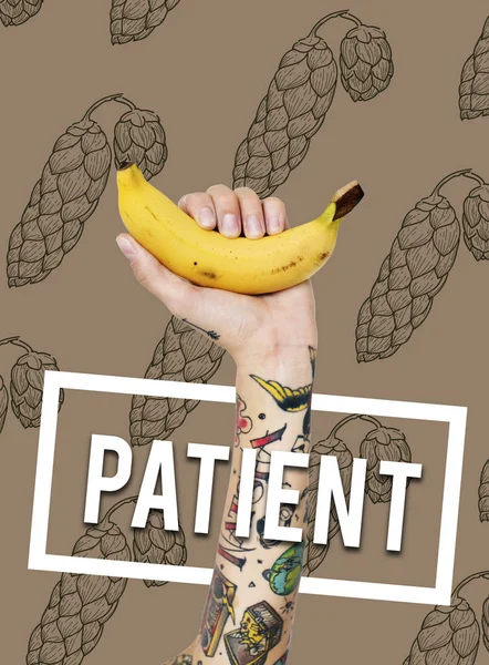 Getatoeëerde persoon bedrijf banaan. — Stockfoto