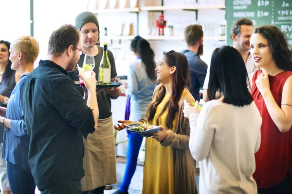 Lidé na večírku v restauraci — Stock fotografie