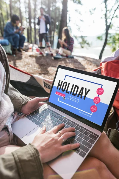 Mulher ao ar livre usando laptop — Fotografia de Stock