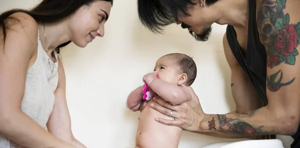 Rodiče drží novorozeně — Stock fotografie